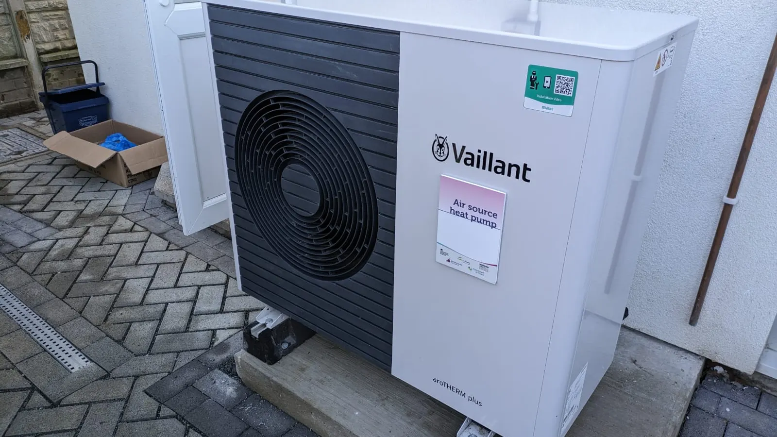 Buitenunit van een lucht-waterwarmtepomp bij een rijtjeshuis